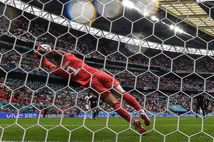 Inggris lantas menciptakan dua peluang beruntun melalui sepakan jarak jauh Raheem Sterling yang masih bisa ditepis kiper Manuel Neuer. Sementara sundulan Harry Maguire menyambut sepak pojok kiriman Kieran Tripper masih lemah dan berhasil diantisipasi oleh Neuer.