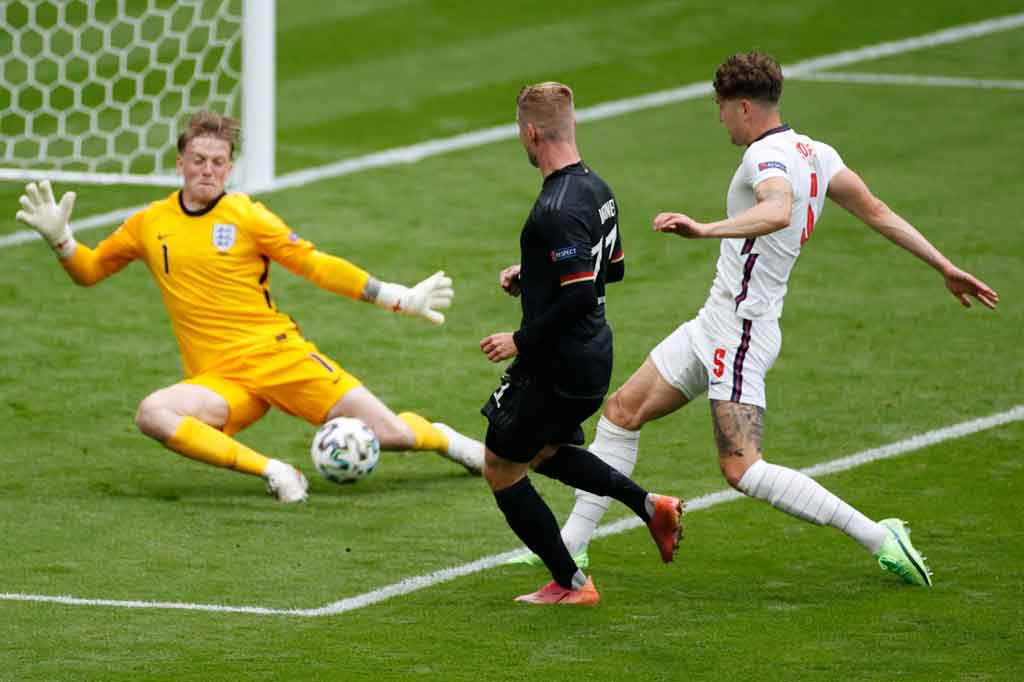 Pada menit ke-33 Pickford melakukan penyelamatan gemilang untuk menghentikan tembakan Timo Werner yang menerima umpan kiriman Kai Havertz sebelum mengamankan bola dalam kesempatan kedua. Tidak ada gol yang tercipta di babak pertama.