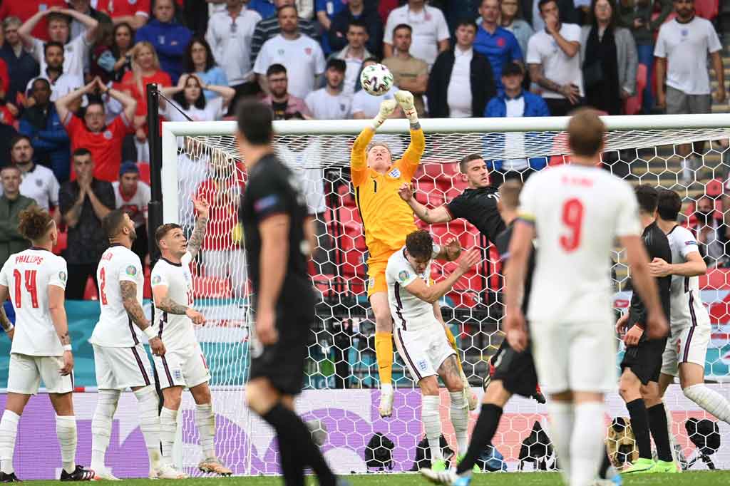 Jerman memasuki babak kedua dengan level kepercayaan diri yang sama dan nyaris membuka keunggulan ketika Havertz menyambar bola liar di tepian kotak penalti dengan sepakan voli, yang sayangnya bisa ditepis oleh Pickford ke atas mistar gawang.