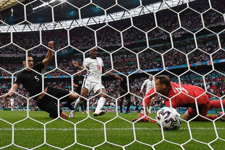 Kebuntuan akhirnya pecah pada menit ke-75 setelah Sterling menjebol gawang Jerman untuk membawa tuan rumah memimpin.