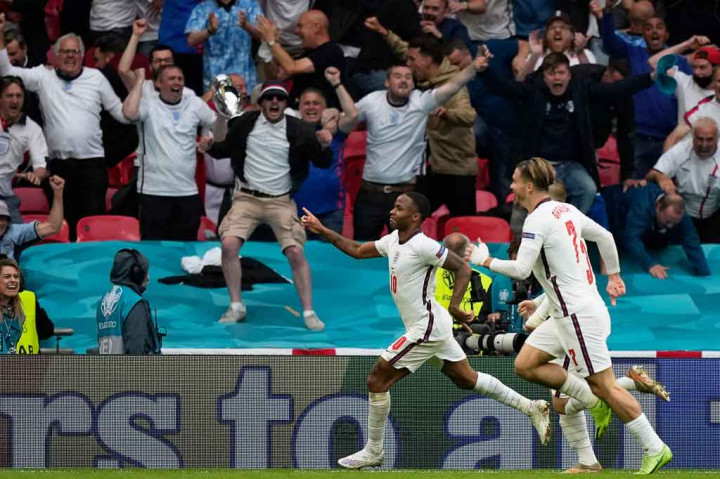 Berawal dari pergerakan Sterling, bola sempat menyentuh kaki Kane dan Jack Grealish sebelum dikirim jadi umpan tarik oleh Luke Shaw yang gagal diantisipasi Toni Kroos dan Ginter. Bola lantas disambut sontekan manis Sterling yang memperdaya Neuer.