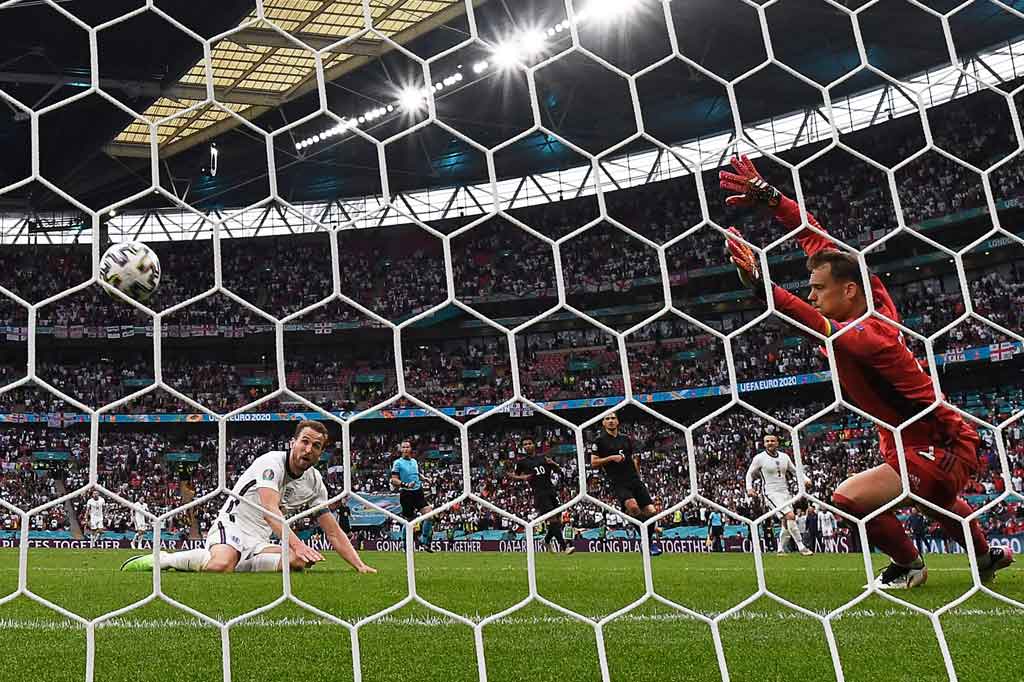 Lima menit berselang, Inggris justru mampu menggandakan keunggulan mereka lewat gol pertama Kane sepanjang turnamen. Gol berawal saat Shaw menyodorkan bola yang digiring Grealish ke ruang di sisi kanan kotak penalti Jerman sebelum mengirimkan umpan silang rendah disambut tandukan Kane.