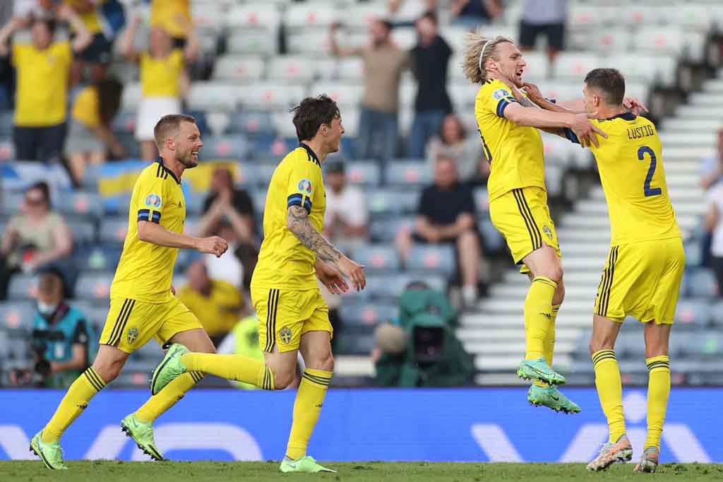 Dua menit jelang turun minum Swedia berhasil menyamakan kedudukan lewat tembakan keras Emil Forsberg dari luar kotak penalti. Bola sempat membentur Illia Zabarnyi yang justru membuat lajunya berbelok dan mengecoh Bushchan. Skor imbang 1-1.