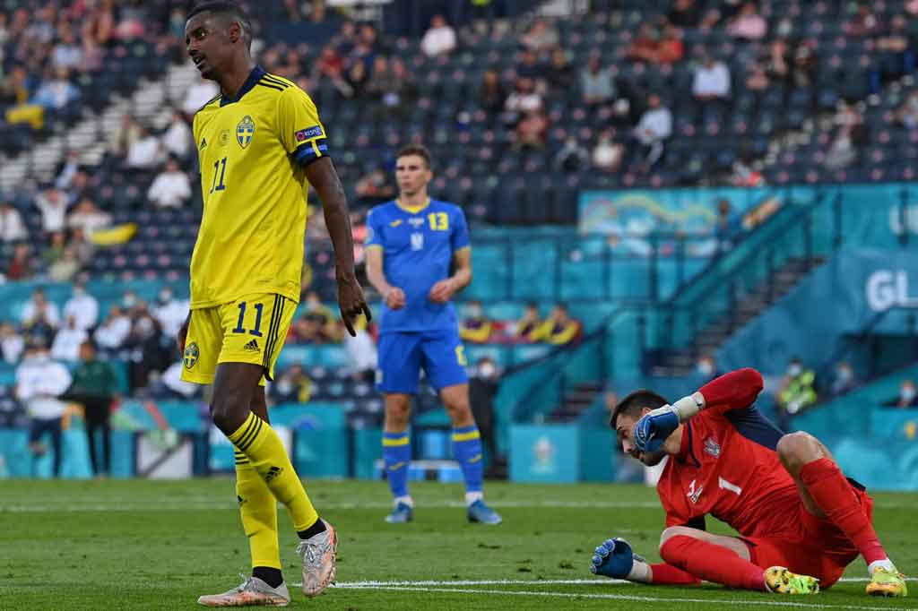 Alexander Isak nyaris membawa Swedia berbalik memimpin pada menit ke-60 ketika lolos dari kawalan dan menerima umpan jauh kiriman Albin Ekdal. Sayang tembakannya melenceng dari sasaran.