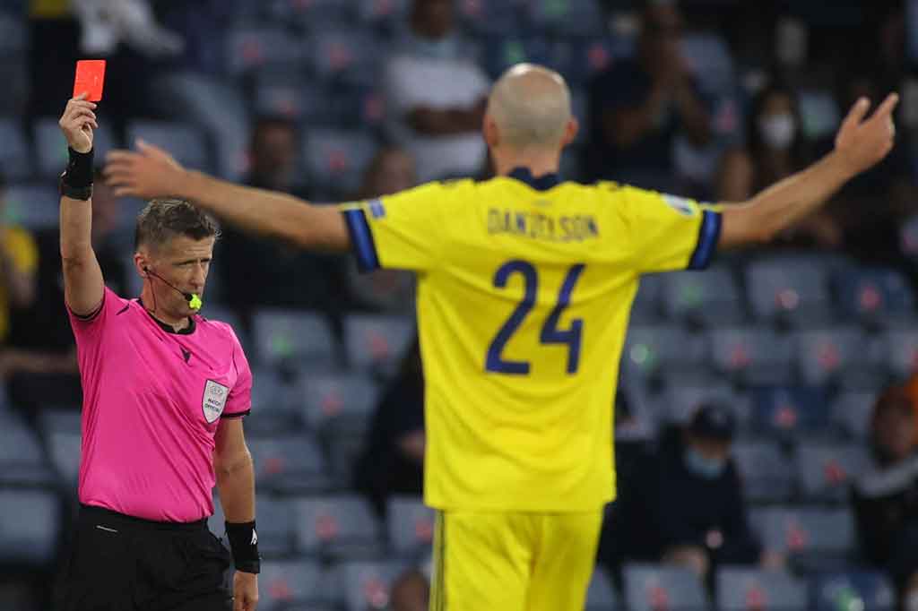 Delapan menit babak tambahan waktu berlangsung Swedia kehilangan satu pemain setelah Marcus Danielsson diganjar kartu merah. Wasit Daniele Orsato sempat berkonsultasi dengan VAR untuk meninjau jegalan yang dilakukan Danielso terhadap Artem Besedin. Orsato kemudian menaikkan hukuman yang awalnya kartu kuning jadi kartu merah.
