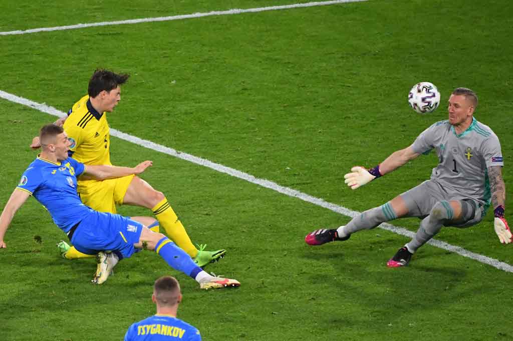 Pada menit ke-111 Ukraina nyaris membobol gawang Swedia lewat Artem Dovbyk. Sayang bola berhasil ditepis Olsen ke atas mistar gawang. Bila gol sekalipun besar kemungkinan akan dianulir karena hakim garis sudah mengangkat bendera pertanda offside.