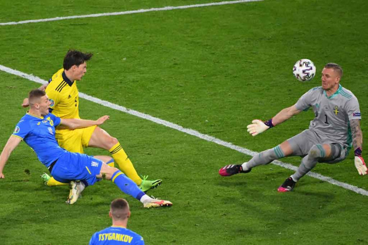 Pada menit ke-111 Ukraina nyaris membobol gawang Swedia lewat Artem Dovbyk. Sayang bola berhasil ditepis Olsen ke atas mistar gawang. Bila gol sekalipun besar kemungkinan akan dianulir karena hakim garis sudah mengangkat bendera pertanda offside.