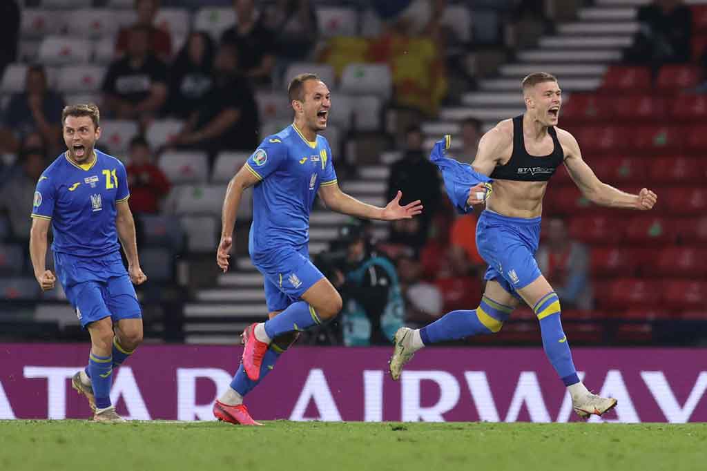 Kebuntuan akhirnya pecah pada menit ke-121 saat Zinchenko mengirimkan umpan silang nan akurat dan disambut tandukan Dovbyk untuk membobol gawang Swedia, sekaligus mengunci kemenangan Ukraina menjadi 2-1.