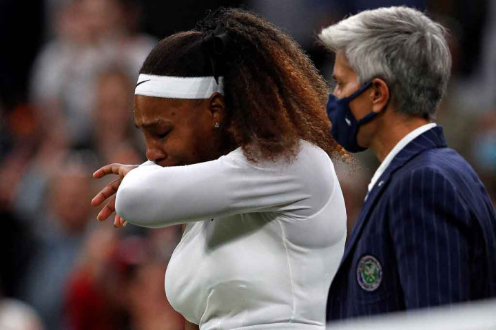 Impian legenda Amerika Serena Williams untuk memenangi gelar tunggal Wimbledon kedelapan kalinya dan menyamai rekor 24 gelar Grand Slam Margaret Court berakhir dengan derai air mata pada Selasa, 29 Juni 2021 waktu setempat.