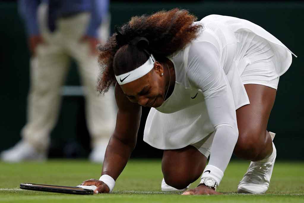 Lapangan rumput yang licin disinyalir mempengaruhi permainan petenis berusia 39 tahun itu, sehingga membuat pergelangan kakinya cedera dan memaksa pertandingan berakhir dengan skor 3-3.
