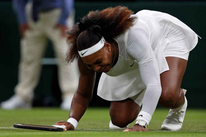 Lapangan rumput yang licin disinyalir mempengaruhi permainan petenis berusia 39 tahun itu, sehingga membuat pergelangan kakinya cedera dan memaksa pertandingan berakhir dengan skor 3-3.