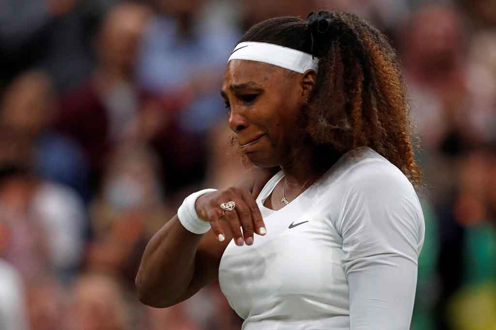 Serena terpaksa keluar dari lapangan berderai air mata meski penonton memberi sorakan semangat dan tepuk tangan kepada petenis Amerika Serikat itu.