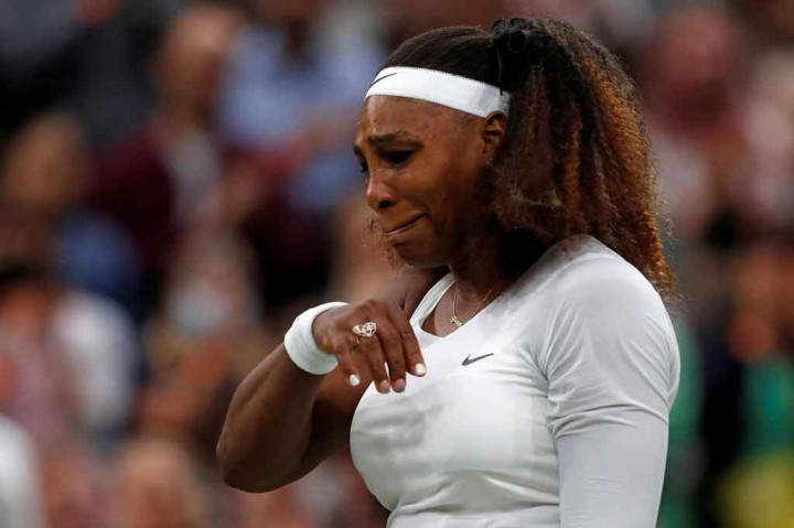 Serena terpaksa keluar dari lapangan berderai air mata meski penonton memberi sorakan semangat dan tepuk tangan kepada petenis Amerika Serikat itu.