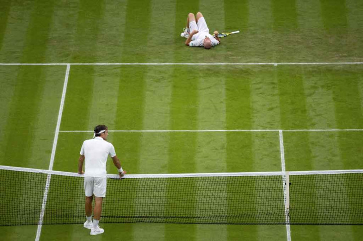 Roger Federer melaju ke babak kedua turnamen Wimbledon 2021, setelah lawannya Adrian Mannarino cedera karena terjatuh di lapangan yang licin di London, Selasa, 29 Juni 2021 waktu setempat.