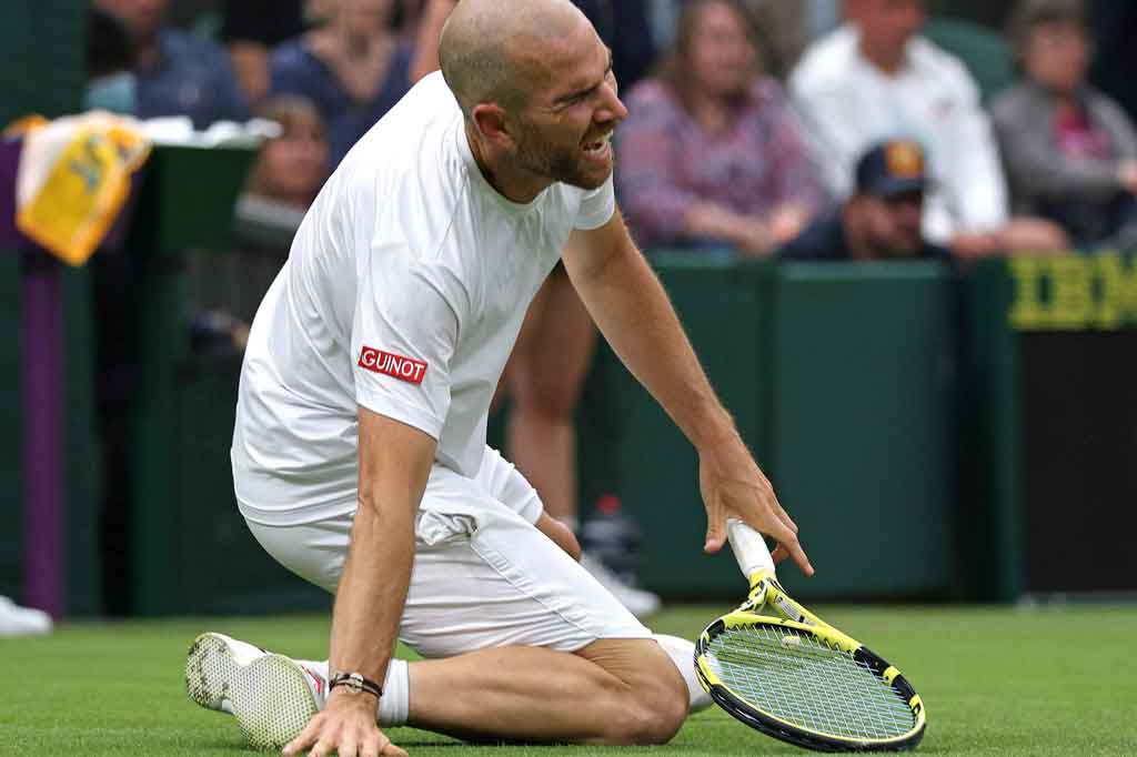 Petenis Prancis peringkat 41 ATP Mannarino tergelincir di set keempat saat ia akan melakukan pengembalian pukulan kepada juara delapan kali di Grand Slam lapangan rumput itu, menyebabkan lutut kanannya terkilir.