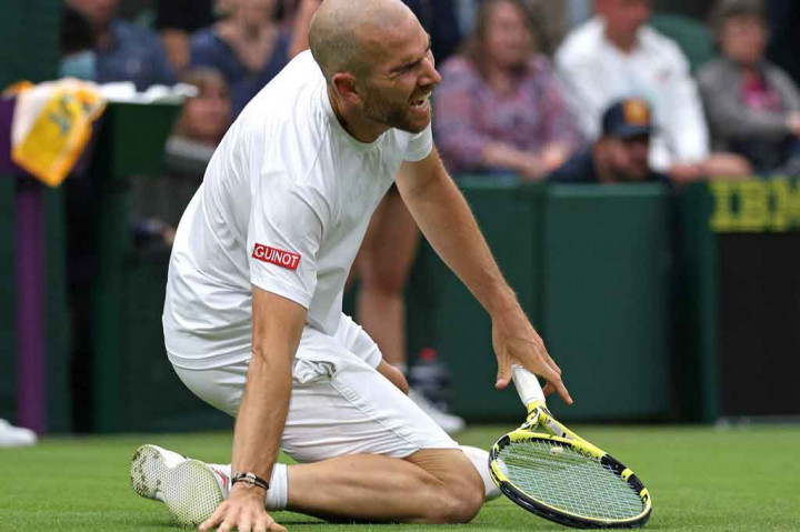 Petenis Prancis peringkat 41 ATP Mannarino tergelincir di set keempat saat ia akan melakukan pengembalian pukulan kepada juara delapan kali di Grand Slam lapangan rumput itu, menyebabkan lutut kanannya terkilir.