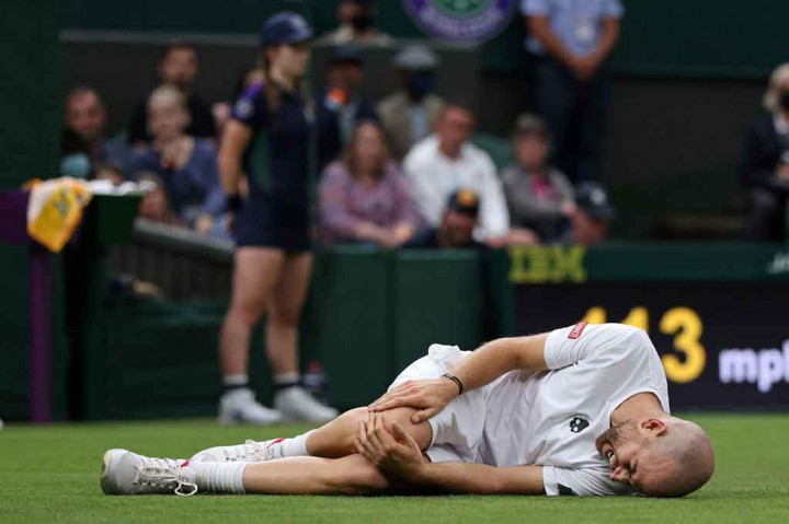 Mannarino meringis kesakitan setelah jatuh yang menyebabkan kakinya terkilir.