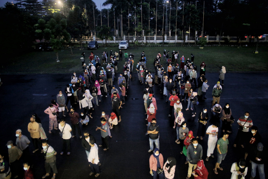 Sejumlah warga mengantre untuk mendapatkan nomor antrean vaksinasi di GOR Ciracas, Jakarta, Rabu, 30 Juni 2021.