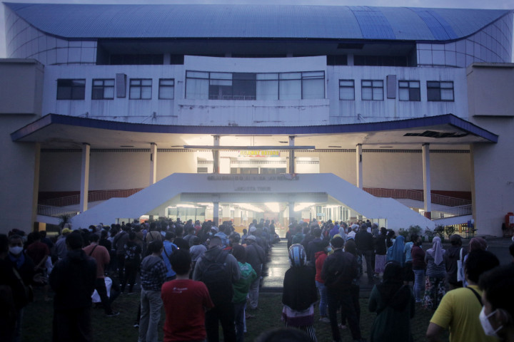 Sejumlah warga mengaku sudah mengantre sejak pukul 04.00 WIB agar tidak kehabisan nomor antrean dikarenakan terbatasnya jumlah vaksinasi.