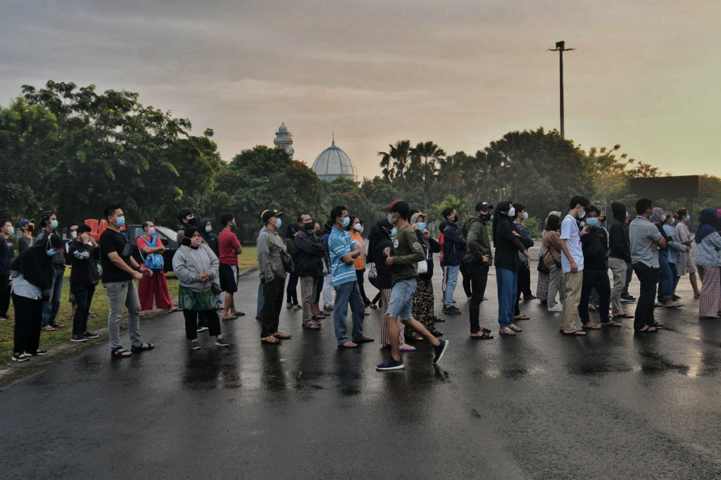 Meningkatnya jumlah kasus Covid-19 di Jakarta membuat warga jadi lebih antusias untuk melakukan vaksinasi Covid-19.