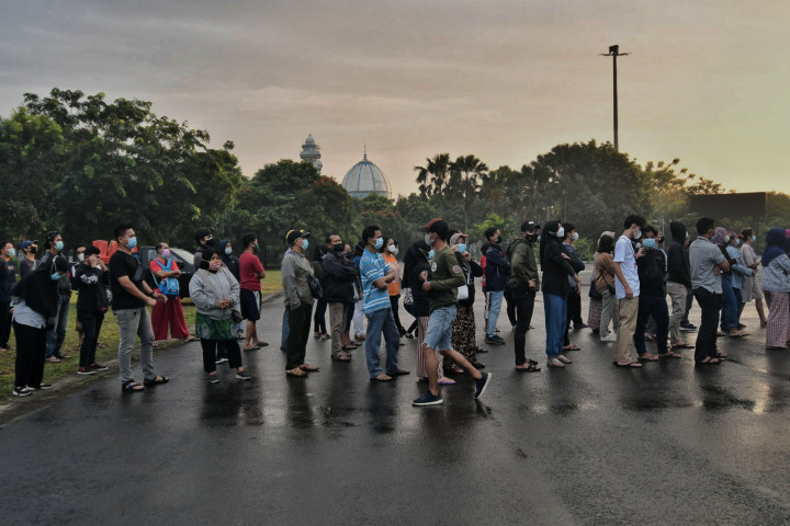 Meningkatnya jumlah kasus Covid-19 di Jakarta membuat warga jadi lebih antusias untuk melakukan vaksinasi Covid-19.