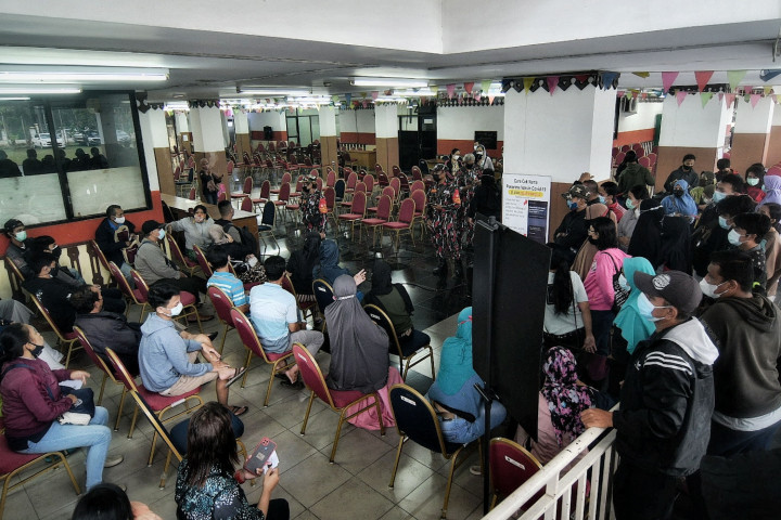 Sejumlah warga mengantre untuk mendapatkan nomor antrean vaksinasi di GOR Ciracas, Jakarta, Rabu, 30 Juni 2021.