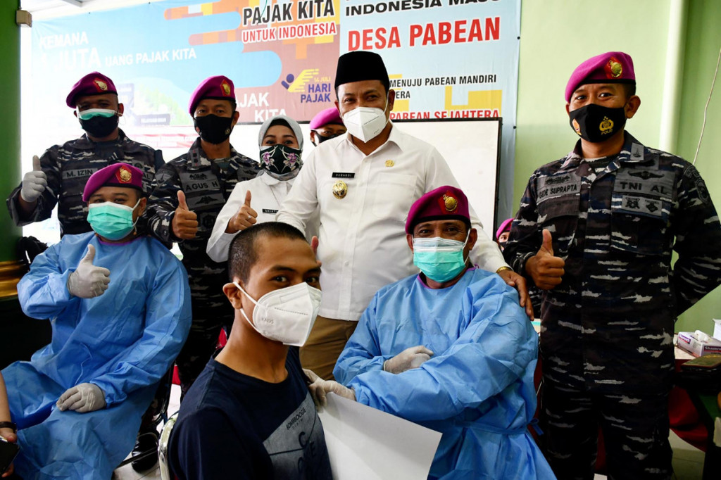 Prajurit Korps Marinir TNI Angkatan Laut bersama Dinas Kesehatan Pemerintah Kabupaten Sidoarjo gencar melaksanakan vaksinasi gratis untuk masyarakat maritim.
