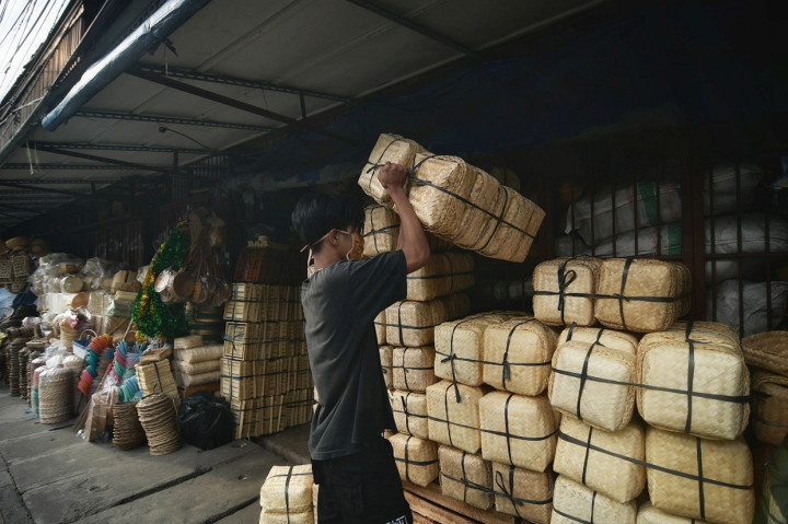 Menurut pedagang, penjualan besek untuk daging kurban menjelang Idul Adha 2021 diharapkan mengalami peningkatan, mengingat kebijakan Pemprov DKI Jakarta melarang penggunaan kantong plastik sekali pakai guna meminimalisir jumlah sampah plastik. 