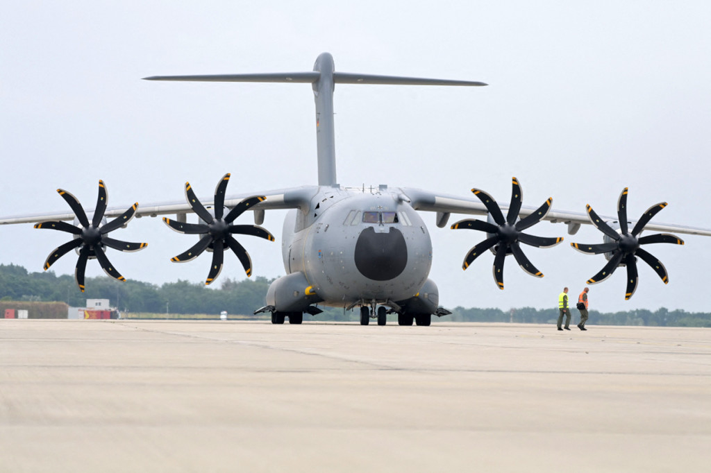 Kargo Airbus A400M angkatan bersenjata Jerman Bundeswehr mendarat di pangkalan udara militer di Wunstorf, Jerman utara, pada 30 Juni 2021, saat tentara Jerman kembali dari Afghanistan. 
