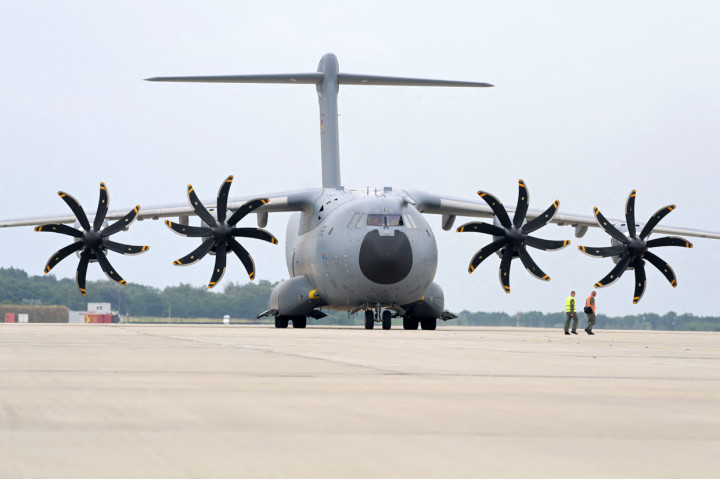 Kargo Airbus A400M angkatan bersenjata Jerman Bundeswehr mendarat di pangkalan udara militer di Wunstorf, Jerman utara, pada 30 Juni 2021, saat tentara Jerman kembali dari Afghanistan. 