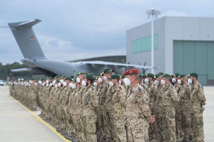 Pasukan tersebut diperkirakan akan menjalani karantina wajib selama dua minggu setelah kembali ke Jerman. Langkah ini sebagai bagian dari upaya berkelanjutan untuk mengekang penyebaran varian Delta Covid-19.