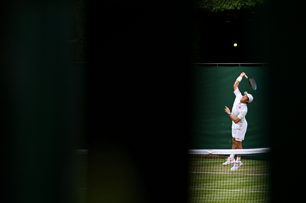 Kei Nishikori menjadi petenis putra aktif ke-12 yang berhasil mengantongi kemenangan ke-100 di Grand Slam usai memenangkan babak pertama Wimbledon musim 2021.