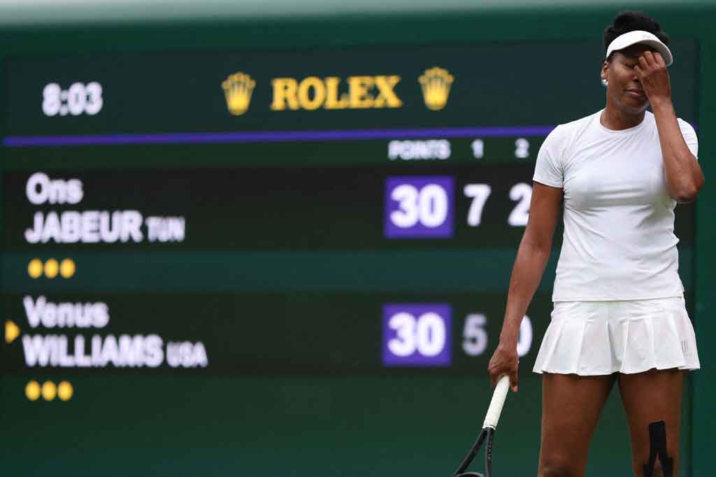 Venus Williams tertunduk lesu setelah mengikuti jejak sang adik Serena, harus tersingkir dari turnamen tenis Wimbledon, Rabu, 30 Juni 2021. 