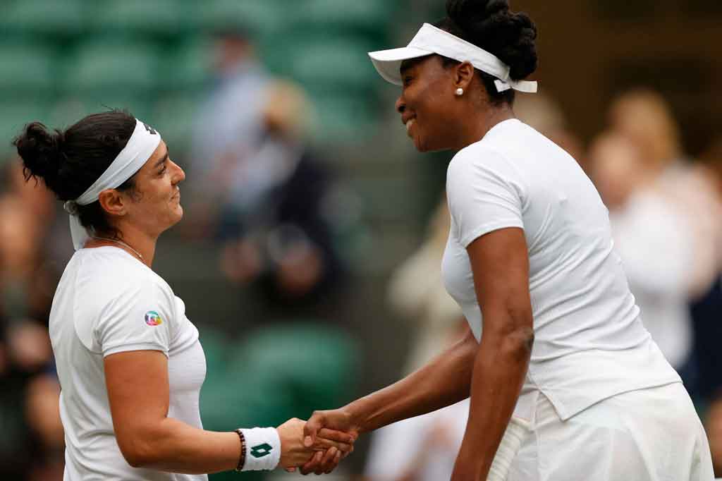 Venus yang saat ini berusia 41 tahun dan sedang bermain pada turnamen Grand Slam nya yang ke-90, awalnya memaksa dengan keras lawannya yang asal Tunisia Ons Jabeur pada set pertama, namun akhirnya menyerah 5-7, 0-6 pada pertandingan babak kedua Wimbledon.