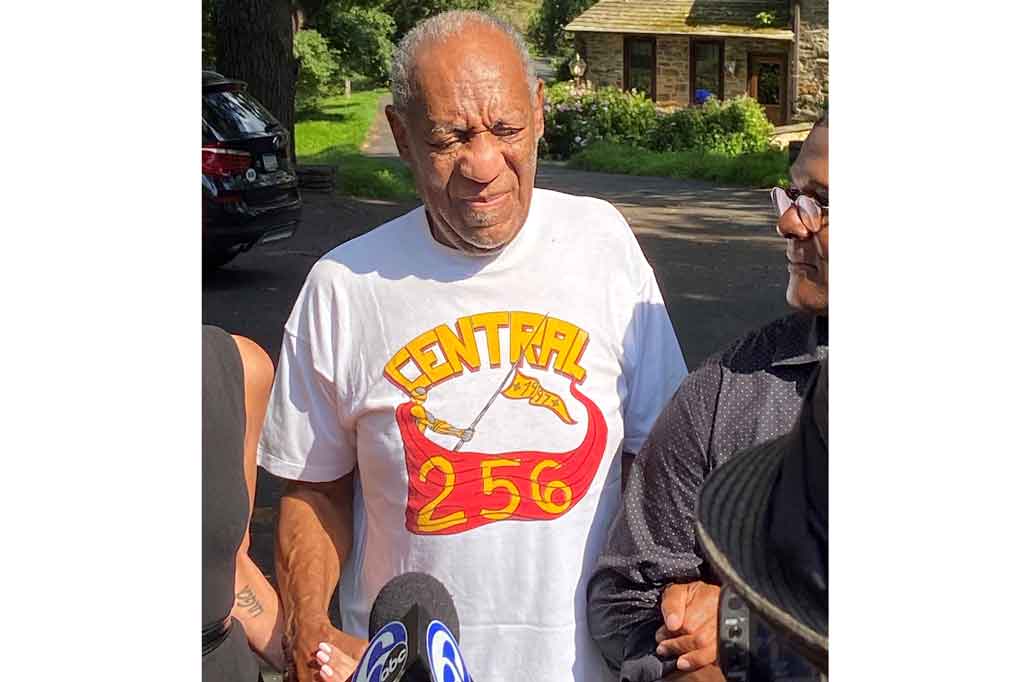 Bill Cosby berbicara kepada wartawan di luar rumahnya di Cheltenham, Pennsylvania, AS pada Rabu, 30 Juni 2021 waktu setempat. Cosby dibebaskan dari penjara setelah pengadilan membatalkan vonis kejahatan seksualnya.