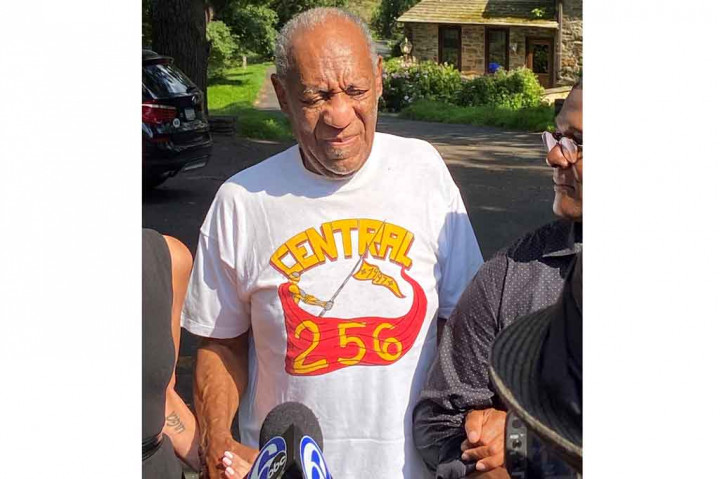 Bill Cosby berbicara kepada wartawan di luar rumahnya di Cheltenham, Pennsylvania, AS pada Rabu, 30 Juni 2021 waktu setempat. Cosby dibebaskan dari penjara setelah pengadilan membatalkan vonis kejahatan seksualnya.