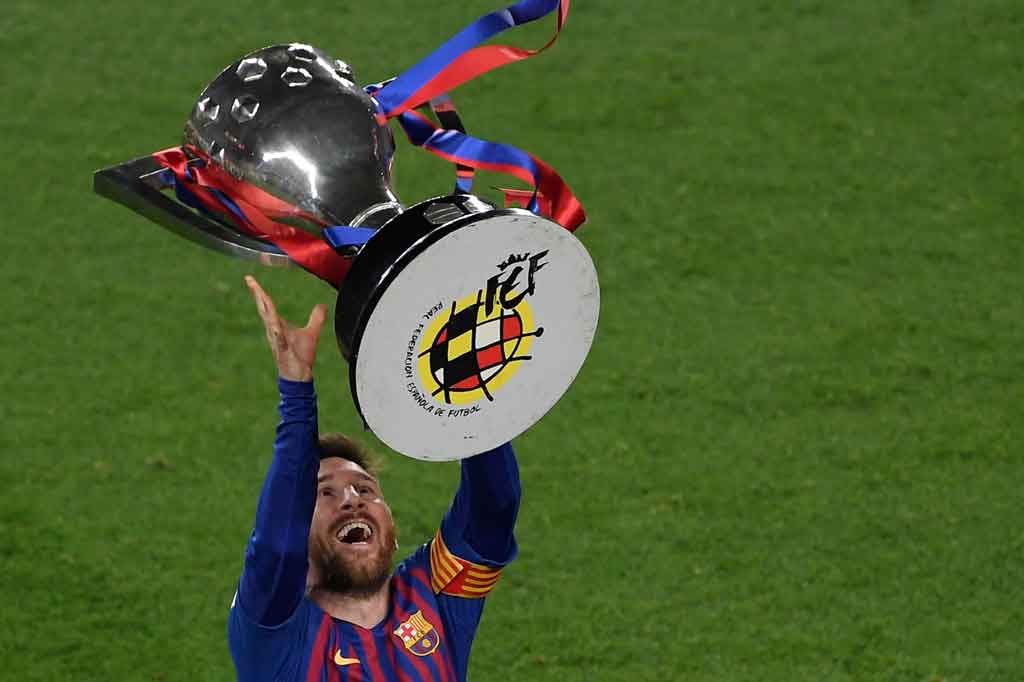 Messi juga menginginkan kepastian bahwa Barcelona bisa membangun skuad yang kompetitif untuk bersaing meraih gelar di semua kompetisi di masa depan. Hal itu berkaca pada pencapaian Barcelona musim 2020/21. Mereka memang menjadi juara Copa del Rey, tapi titel penting dari La Liga gagal diamankan, dan bisa dibilang Barcelona juga mengecewakan pada Liga Champions.