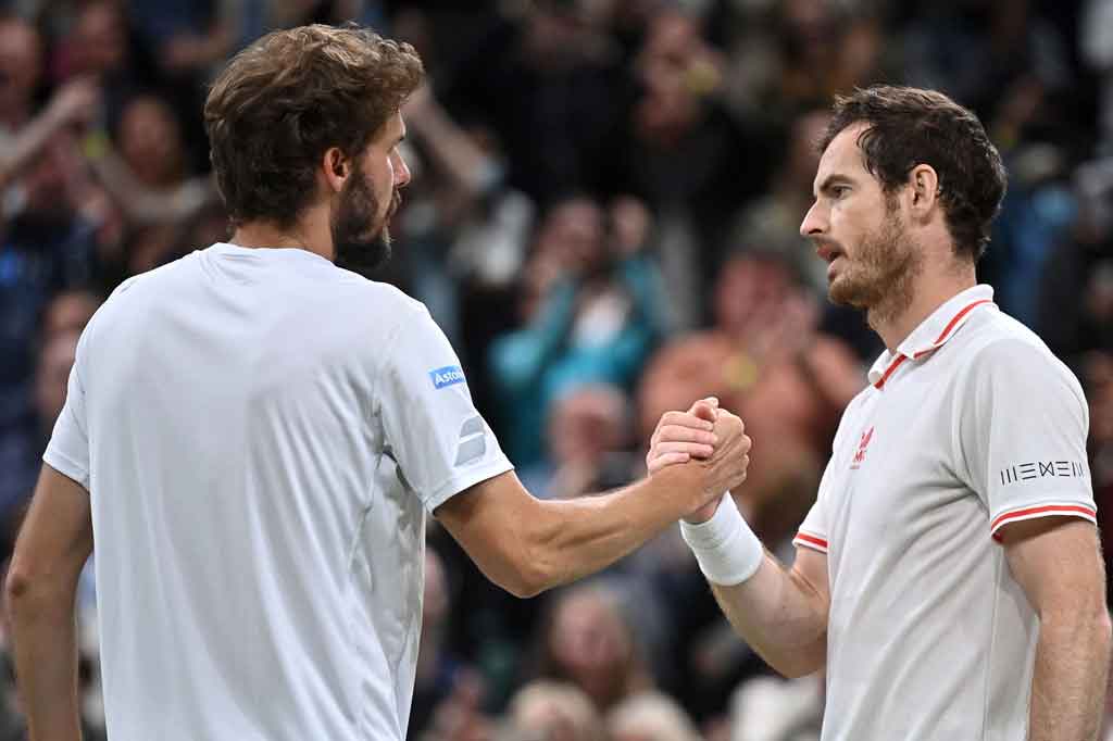 Mantan petenis nomor satu dunia tersebut menang dengan skor 6-3, 4-6, 4-6, 6-4, 6-2 atas peringkat 151 Otte di bawah atap Centre Court.