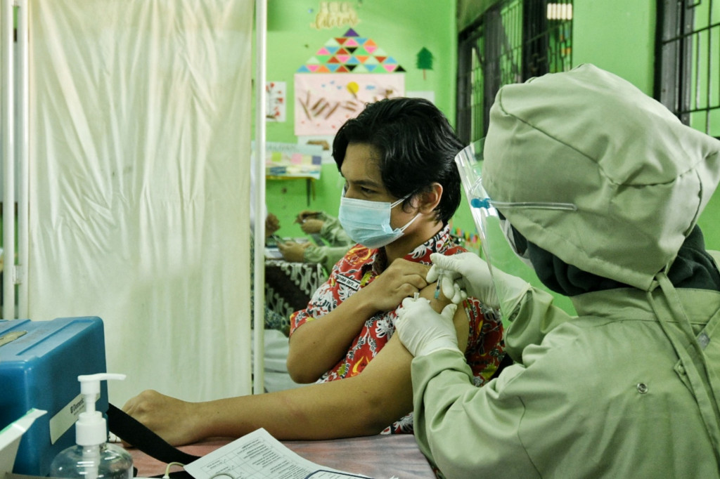 Tenaga medis menyuntikan vaksin Covid-19 pada pelajar di SMAN 20 Jakarta Pusat, Kamis, 1 Juli 2021.