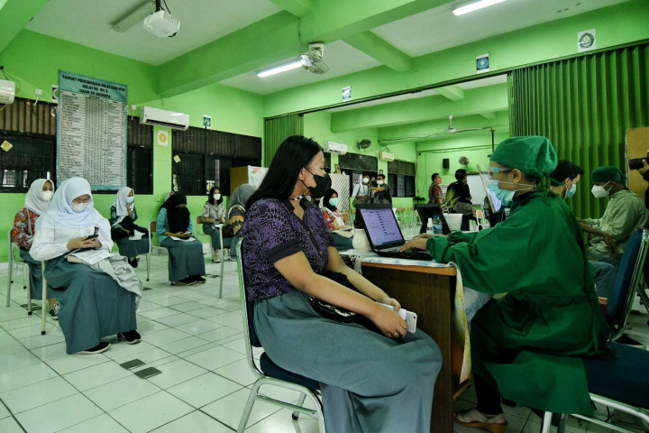 Sejumlah pelajar antre untuk mengikuti vaksinasi Covid-19 di SMAN 20 Jakarta Pusat, Kamis, 1 Juli 2021.