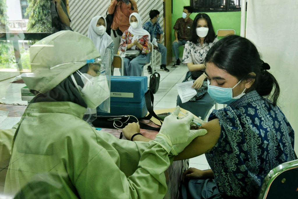 Vaksinasi Covid-19 bagi anak-anak usia 12-17 tahun dimulai hari ini, Kamis, 1 Juli 2021, dengan menggunakan vaksin Sinovac. 