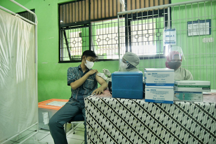 Selanjutnya vaksinasi akan dilaksanakan di sekolah-sekolah lain di seluruh Jakarta dengan harapan dapat menekan penyebaran Covid-19 di kalangan anak-anak. 