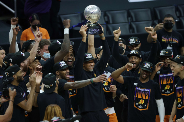 Pelatih kepala Phoenix Suns Monty Williams mengangkat trofi Juara Wilayah Barat setelah mengalahkan LA Clippers di Game Enam Final Wilayah Barat pada Rabu, 30 Juni 2021 di Staples Center, Los Angeles, California.
