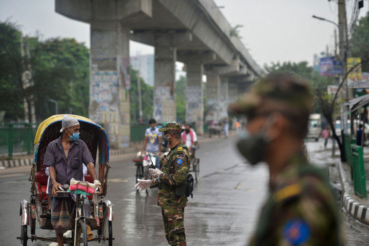 Para tentara dan polisi diperintahkan untuk mencegah orang-orang meninggalkan rumah mereka, kecuali untuk keadaan darurat atau untuk membeli kebutuhan pokok.