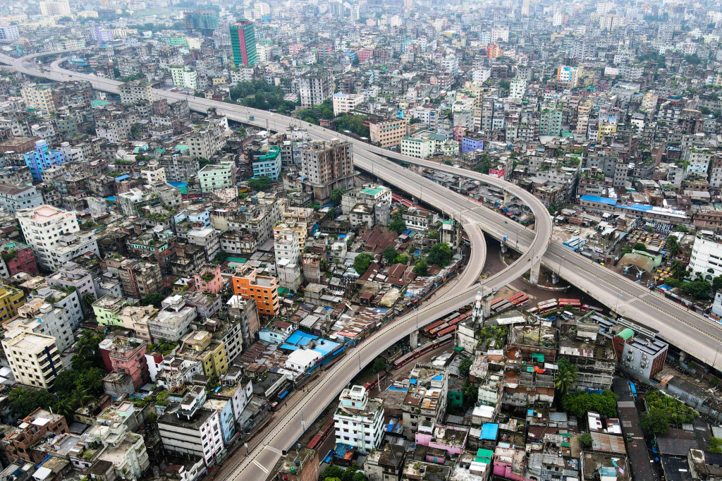 Bangladesh menerapkan kembali pembatasan ketat selama sepekan, setelah rekor lonjakan kasus dalam beberapa hari terakhir.