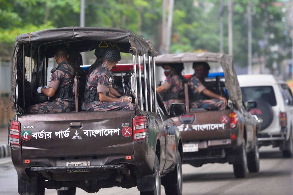 Penjaga Perbatasan Bangladesh berpatroli di sepanjang jalan di Dhaka pada 1 Juli 2021, selama penguncian ketat Covid-19.