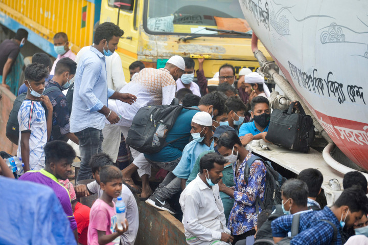 Pengumuman lockdown yang disampaikan pekan lalu telah memicu eksodus puluhan ribu pekerja migran dari Dhaka, ibu kota Bangladesh, dengan orang berdesakan di kapal-kapal feri yang penuh sesak.