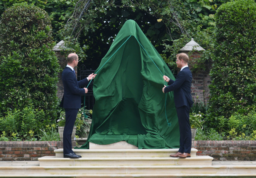 Momen istimewa terjadi di Istana Kensington, Inggris, Kamis, 1 Juli 2021. Pangeran Harry dan Pangeran William berdiri berdampingan di acara pembukaan patung Putri Diana.