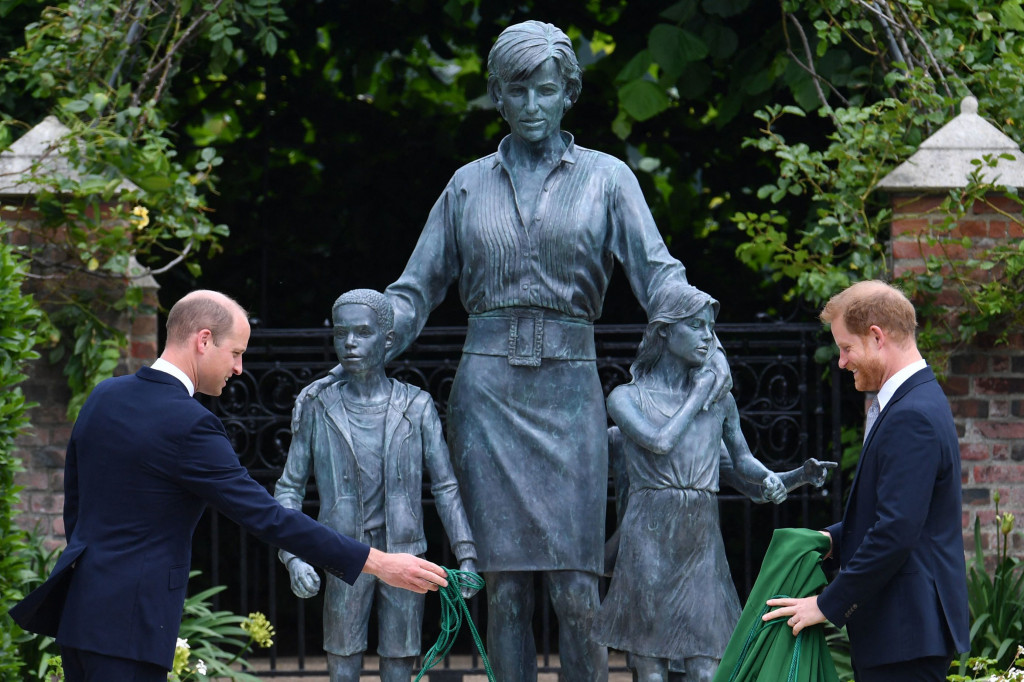 Pangeran Inggris William, Duke of Cambridge (kiri) dan Pangeran Inggris Harry, Duke of Sussex saat meresmikan patung ibu mereka, Putri Diana di The Sunken Garden di Istana Kensington, London.