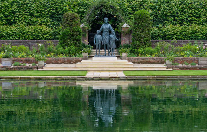 Selain berinisiatif membuang patung, keduanya juga meminta Taman Sunken ditata ulang untuk melengkapi peresmian. Historic Royal Palace (HRP) menjadi lembaga yang diserahi tugas itu, termasuk memilih 4000 bunga kesukaan Diana seperti tulip, dahlia, dan lavender.